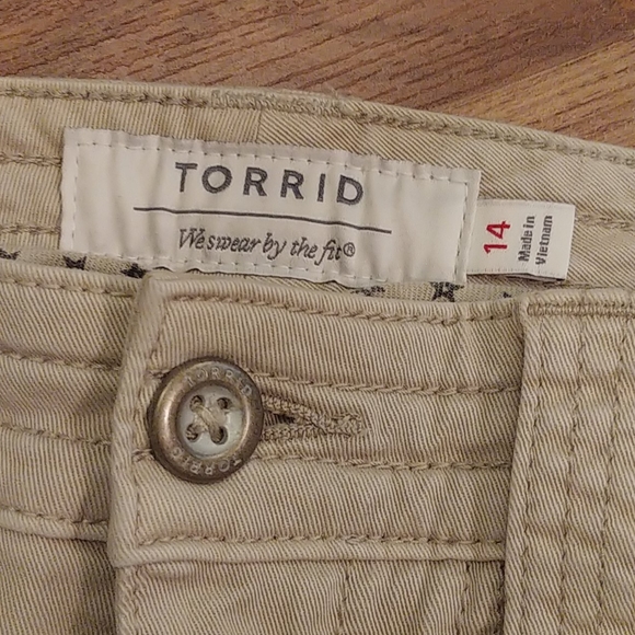 Torrid Cargo Capri's - Picture 3 of 6